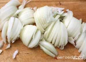 Шаг 4: Лук порезать полукольцами.