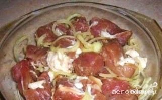Шаг 7: Мясо смешать с луком, уксусом, солью и перцем. Хорошо пожать руками и мариновать 3 часа.