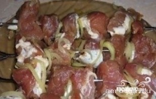 Шаг 10: Нанизать мясо на шпажки.